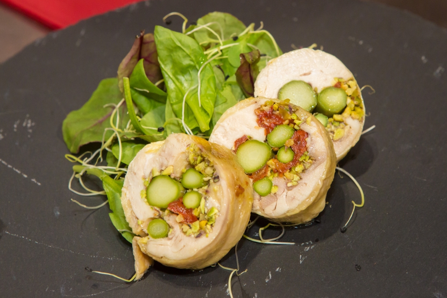 Arrostino di Galletto Vallespluga con asparagi, battuto di pomodori secchi e pistacchi di Bronte