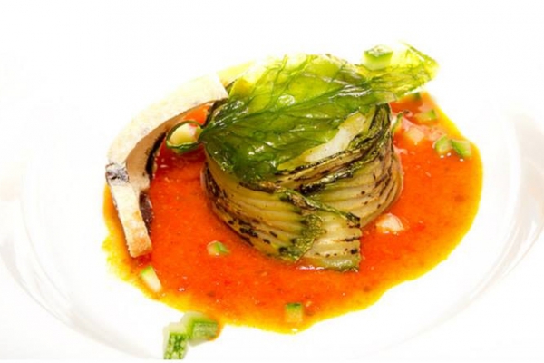 GALLINELLA PATATE E PROVOLA DI BUFALA FASCIATI ALLE ZUCCHINE SU SALSA DI POMODORO ESTIVO