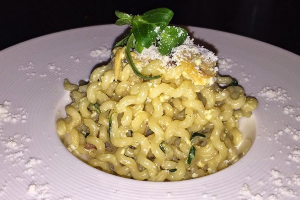 Fusilli alla carbonara di vongole con ricotta salata grattugiata