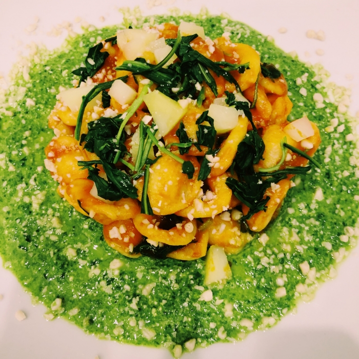 Orecchiette al rosso di pomodoro su letto di rucola e granella di pinoli