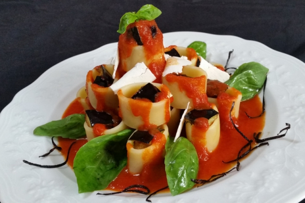 Pasta, rosso e fantasia...