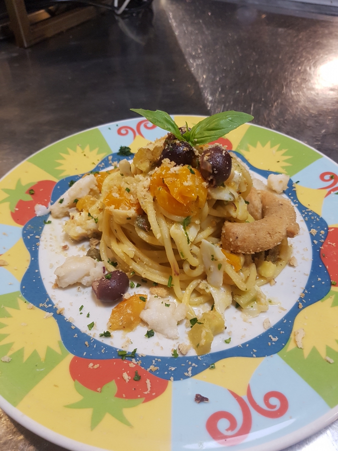 Spaghetti al baccalà con pomodorini gialli e taralli
