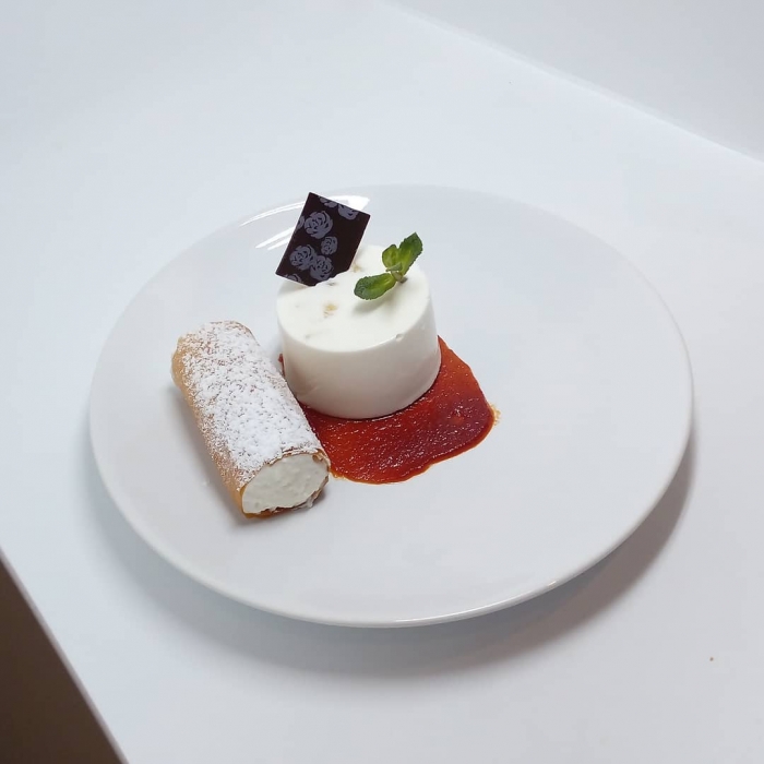 Mousse di cassata con confettura di pomodoro.