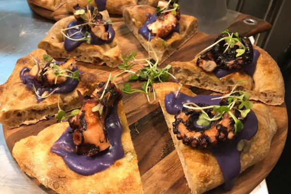 Crema di patata viola e polpo alla griglia