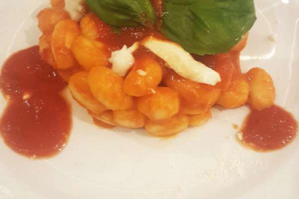 Gnocchi di patate filanti di fiordilatte con ragù di nonna Rosa 