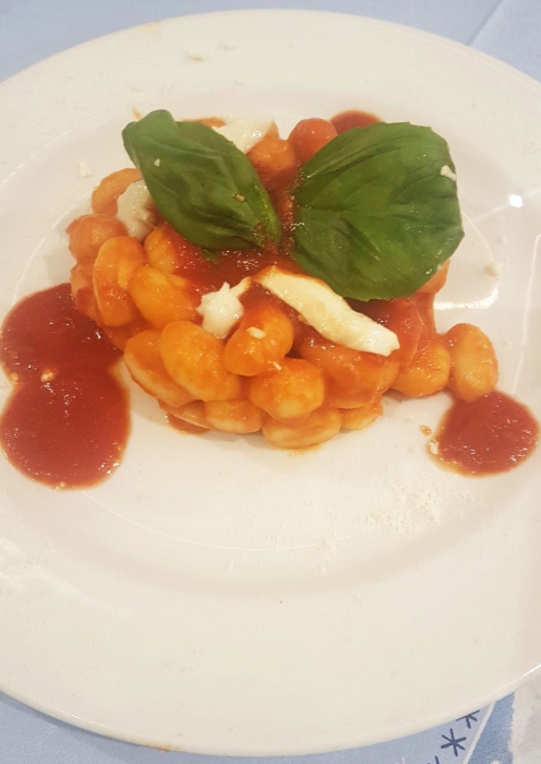 Gnocchi di patate filanti di fiordilatte con ragù di nonna Rosa 