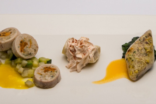 Rollatina di pesce spada agli agrumi con vellutata al vino bianco e zafferano