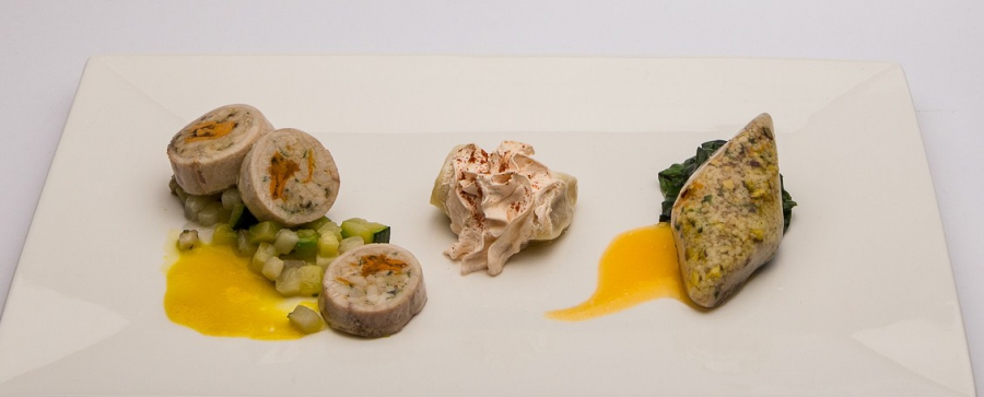 Rollatina di pesce spada agli agrumi con vellutata al vino bianco e zafferano