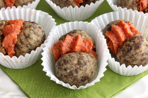 Baci di dama con crema al pomodoro