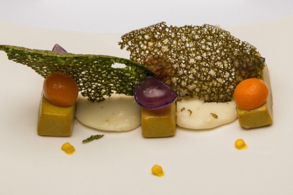 Cremini di ceci alla curcuma con zucca e petali di cipolla in agro-dolce