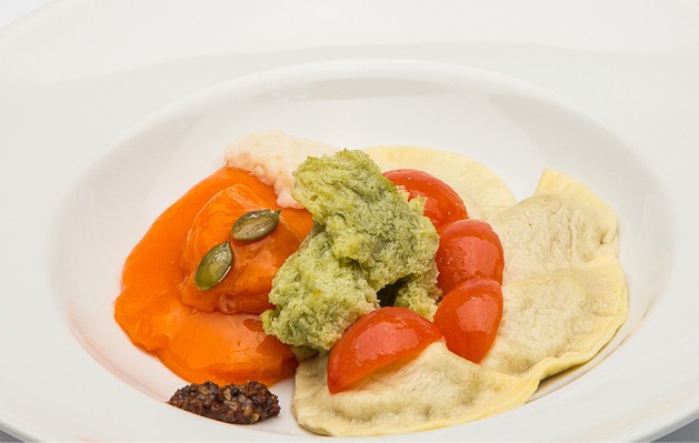 Mezze lune di pasta all'uovo, con fave di Carpino, pomodori invernali scottati, cipollotti, olive garganiche e zucca