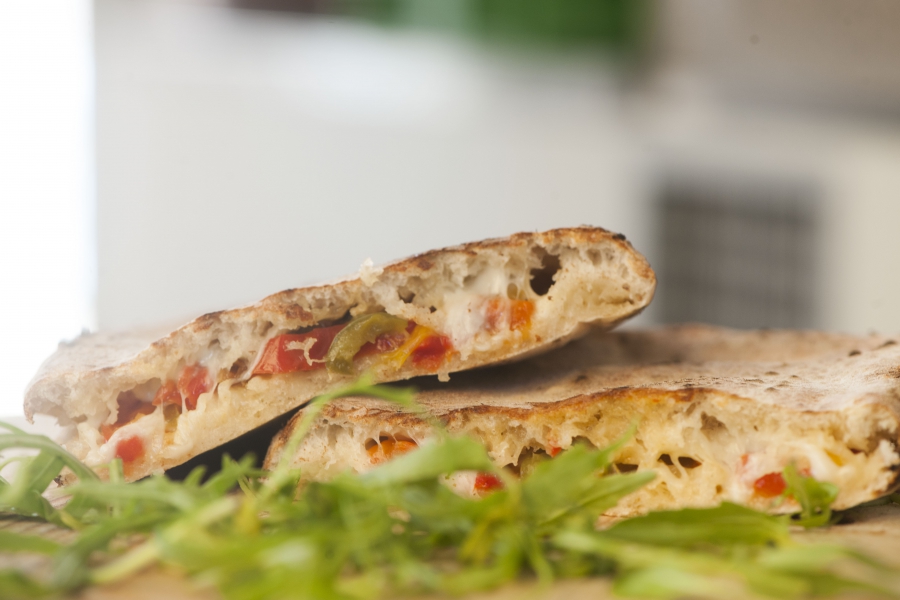 Ripieno al forno con peperoni e provola