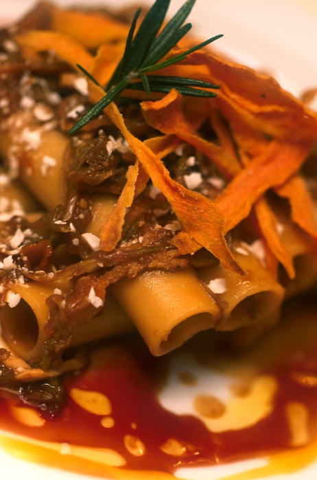 Candele spezzate con genovese di pollo e caciotta invecchiata