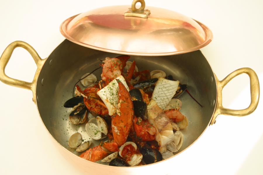 Casseruola di pesce di scoglio, crostacei e frutti di mare   