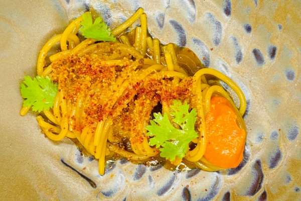 Spaghetti cotti in acqua di peperone arrostito, alici di Cetara e coriandolo fresco