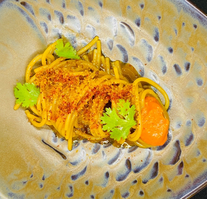 Spaghetti cotti in acqua di peperone arrostito, alici di Cetara e coriandolo fresco