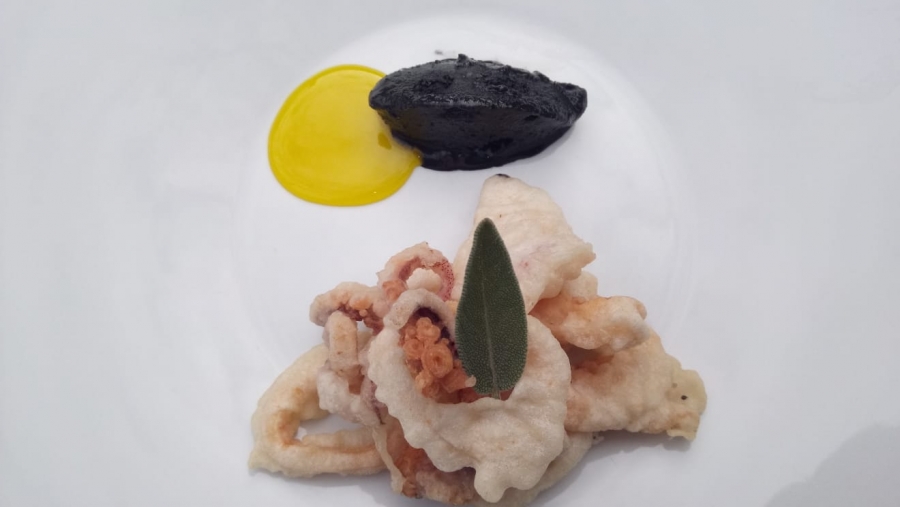 Tempura di calamaretti e gelato al nero di seppia