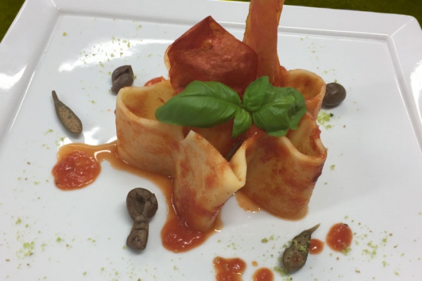 Cucunci olive nere con conserva di pomodoro