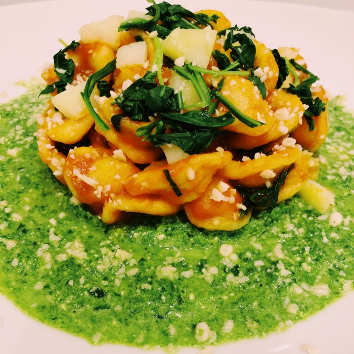 Orecchiette al rosso di pomodoro su letto di rucola e granella di pinoli