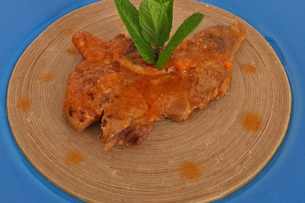 Ossobuco su disco di spaghetti al te nero