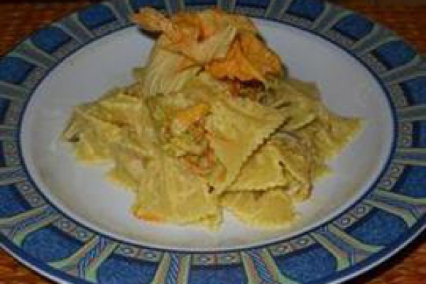 Farfalle con fiori di zucca e ricotta di bufala