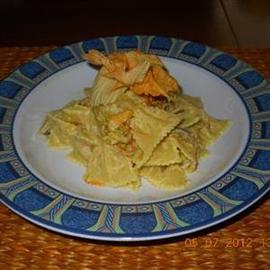 Farfalle con fiori di zucca e ricotta di bufala