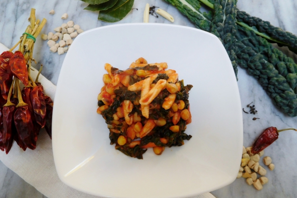 Gnocchetti sardi con cicerchie e cavolo nero