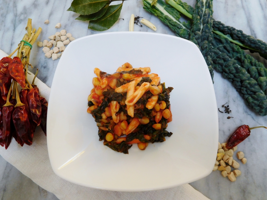 Gnocchetti sardi con cicerchie e cavolo nero