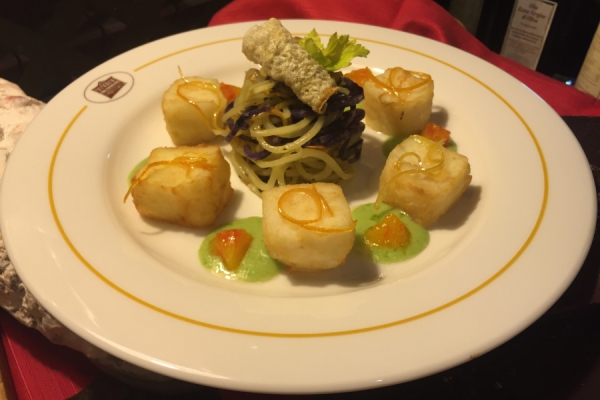 Baccalà fritto in salsa di sedano e agrumi canditi al sale con 'spaghetti' di patate al timo