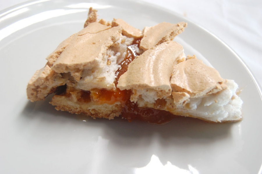 Crostata di nespole germaniche, anche dette sorbe pelose, e meringa alle nocciole de 'La Lanterna'