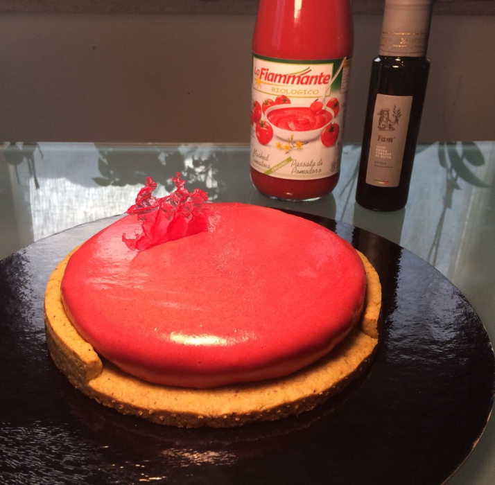 La crostata innovativa rivestita  alla passata di pomodoro