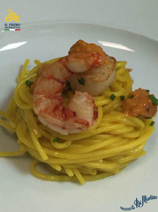 Spaghetti di Gragnano IGP Di Martino finiti in un brodo di pesce, zafferano e limone, con ricci di mare, gamberi rossi e baby capasanta