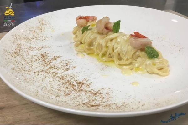 Spaghetti di Gragnano IGP Di Martino con limone, gamberi rossi, polvere di liquirizia e menta fresca