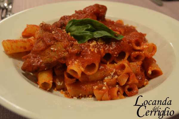 Ziti spezzati al ragù della Locanda del Cerriglio