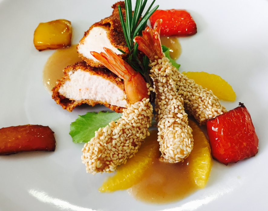 FRITTO DI GAMBERI AL SESAMO, GALLETTO ALLA PAPRIKA E PEPERONI, CREMA DI CIPOLLOTTO STUFATO E SENTORI D'ARANCIA