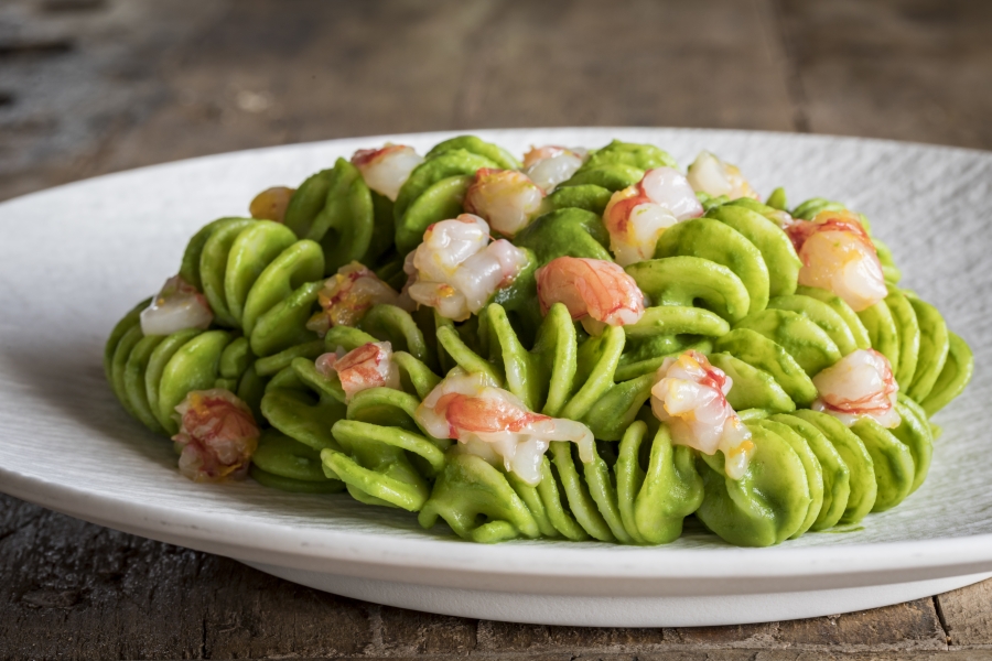 Fusillone con pesto di finocchietto, pistacchio, mandorle e gamberi