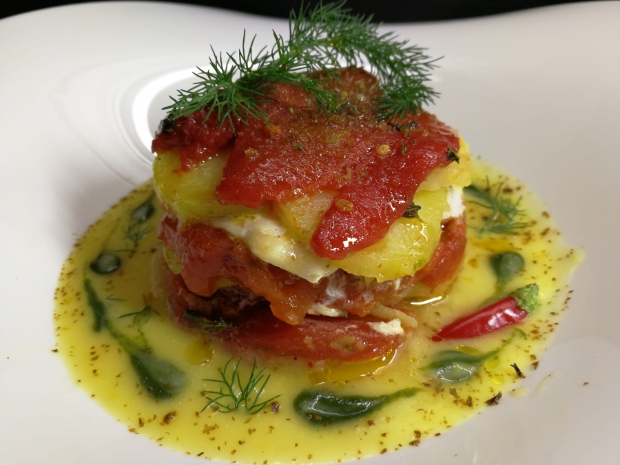 Filetto di gallinella al pomodoro candito su mousse di datterino giallo al profumo mediterraneo