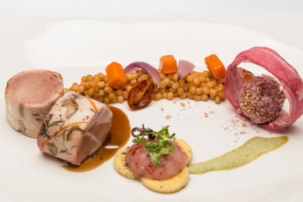 Filetto di maiale in manto di datteri e zeste d'arancio