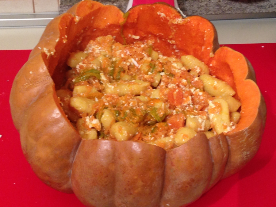 Gnocchi allo zafferano con zucca, fiori di zucca e cipolla ramata di Montoro di Cesare Gridelli
