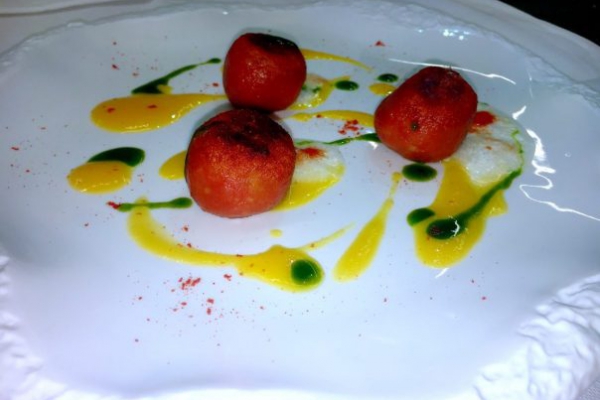 Gnocco ripieno di spuntature, datterini, acqua di provola, basilico e limone