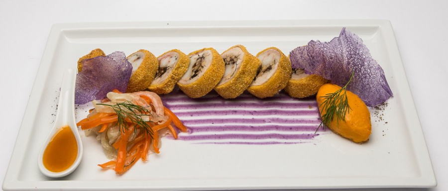 Lombo di coniglio in doppia cottura con farcia mediterranea e la sua salsa