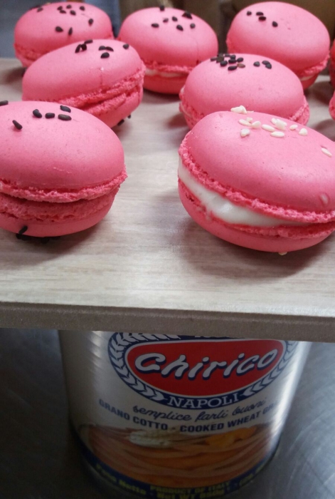 Macaron salati  con bisque di gamberi e grano, su tartare di gamberi rossi
