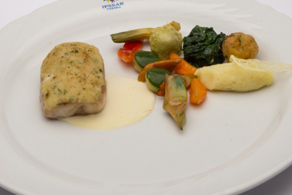 Filetto di merluzzo con panatura croccante al prezzemolo, rocher di alici su un letto di spinaci