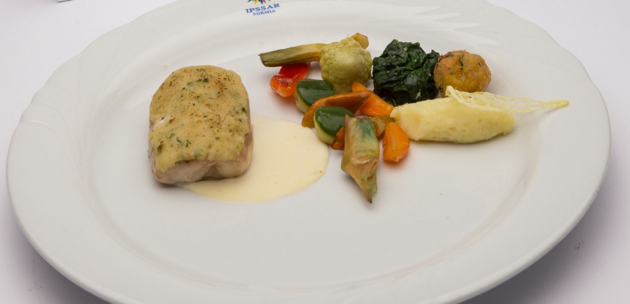Filetto di merluzzo con panatura croccante al prezzemolo, rocher di alici su un letto di spinaci