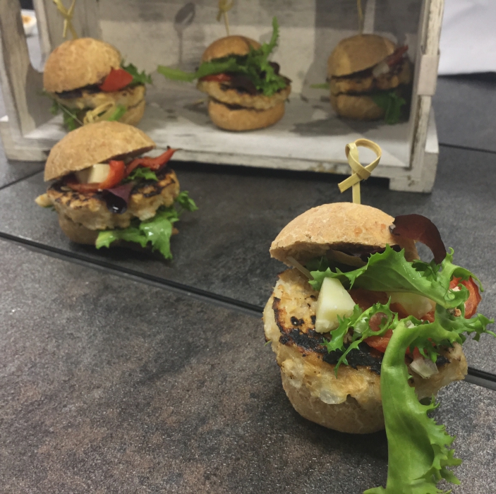 Panino al farro con hamburger di grano, feta greca e pomodori confit