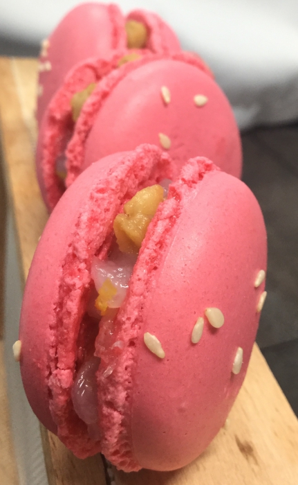 Macaron salati  con bisque di gamberi e grano, su tartare di gamberi rossi
