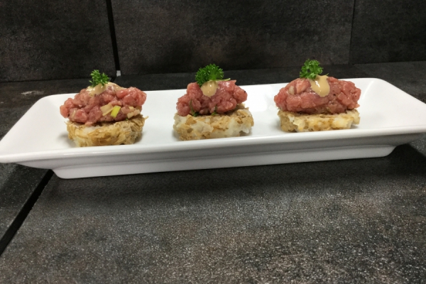 Tartare di manzo, galletta di grano e maionese alla soia