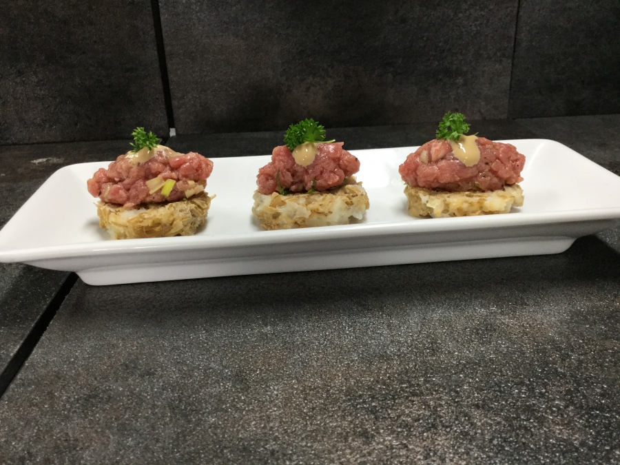 Tartare di manzo, galletta di grano e maionese alla soia