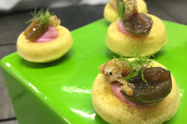 Savarin di grano, olive di Gaeta e caprino alla rapa russa