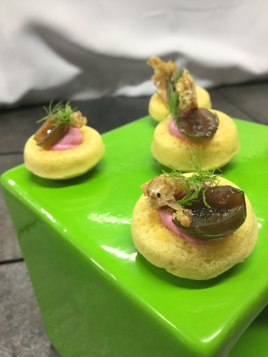 Savarin di grano, olive di Gaeta e caprino alla rapa russa
